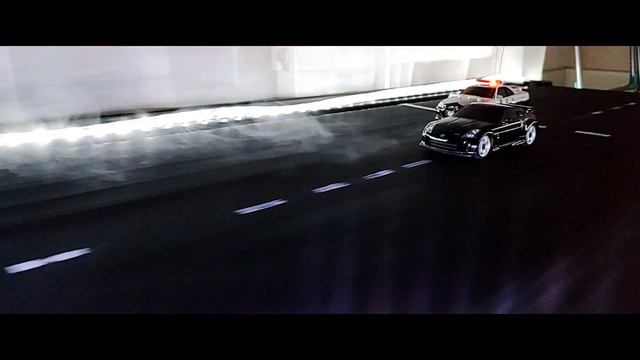 Nissan Fairlady vs Tokyo Police BNR34 (treadmill racing kyosho mini-z) смотреть онлайн