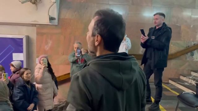 Святослав Вакарчук сейчас в метро на Площади Конституции Терехов попросил написать песню про Харько смотреть онлайн