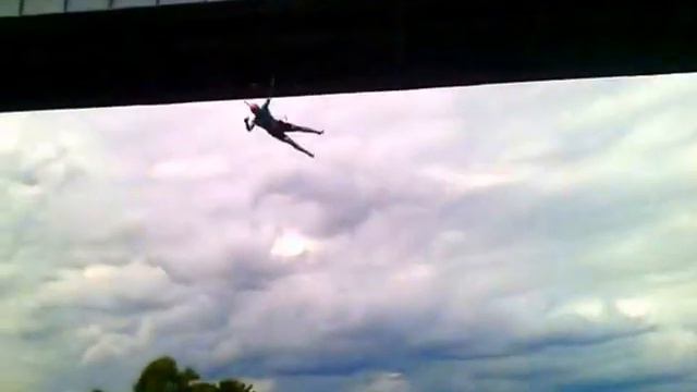 Прыжок с моста на р.Иж 16.08.2015 смотреть онлайн