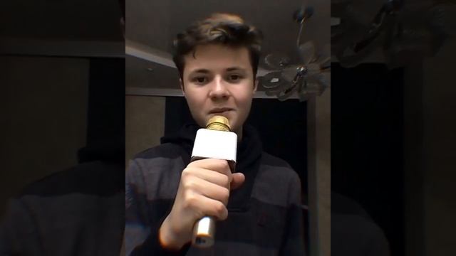 Шудейко поёт в микрофон Tuxun Q11