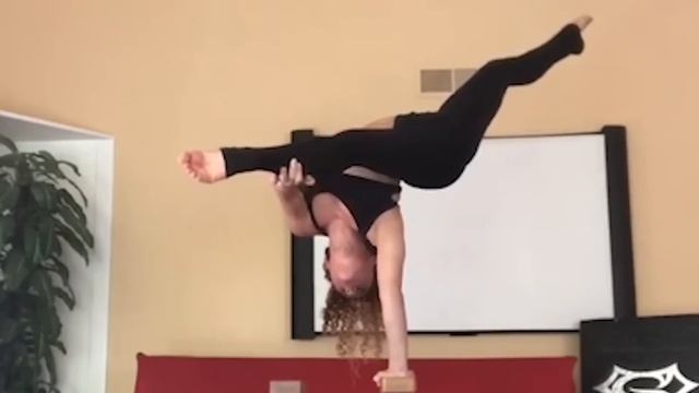 What stretching actually does to your body ft. Sofie Dossi смотреть онлайн