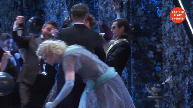 DIE FLEDERMAUS Stückeinführung смотреть онлайн