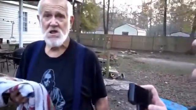 ЗЛОМУ ДЕДУ ПРОБИЛИ ГОЛОВУ ПРЕЗЕРВАТИВОМ С ВОДОЙ - Video смотреть онлайн
