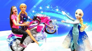 Куклы Барби и Эльза Холодное Сердце на мотоцикле! — Видео с куклами для девочек про поиски Леди Баг