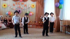 танец мальчиков со шляпами