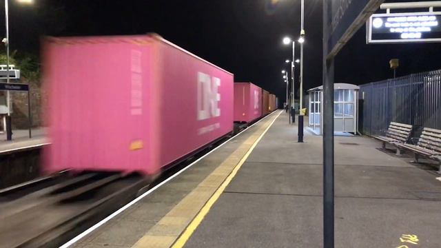 Freightliner Class 66 xxx on a Up Service through Winchester Station at 02.46 am on the 2/9/21. смотреть онлайн