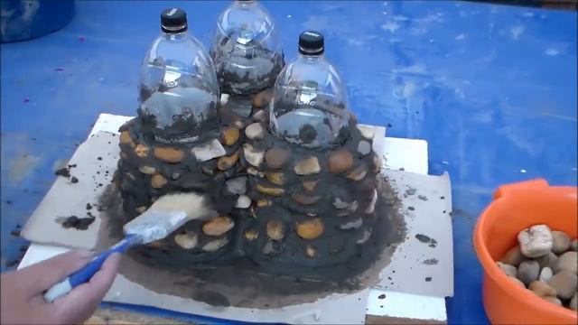 COMO HACER MACETAS DE CEMENTO Y PIEDRAS CON BOTELLAS DE PLÁSTICO - IDEAS MANUALIDADES PARA EL JARDI смотреть онлайн