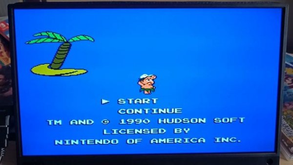 Тестим микро-консоль Game Stick на портативном мониторе.