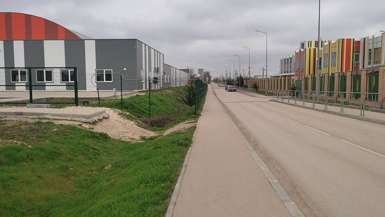 Я прозрел, это село Уютное? Новая школа, детсад, Ледовый дворец, мечеть и практически уже Евпатория! смотреть онлайн