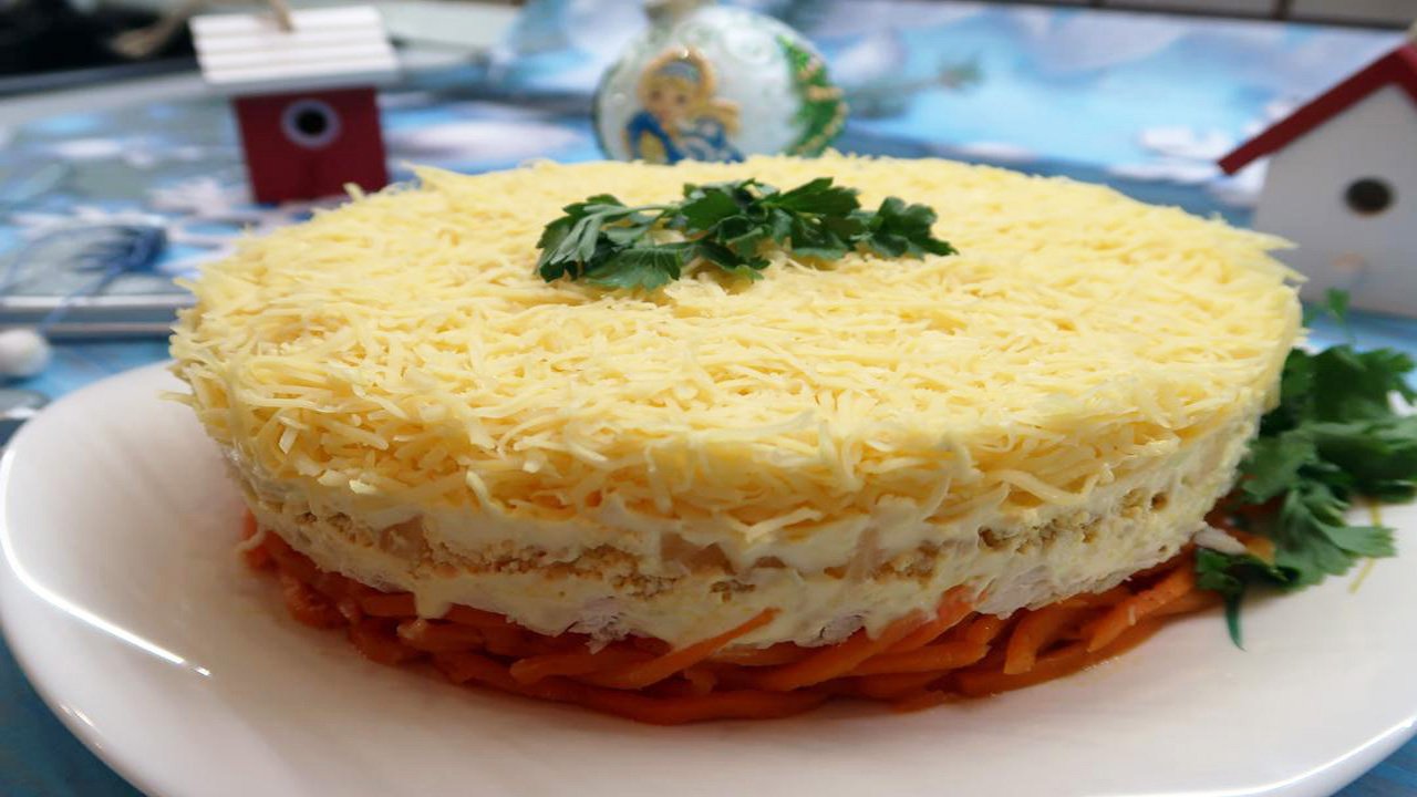 Вкуснейший слоёный салат с курицей и ананасами. Оригинальный салат на праздничный стол смотреть онлайн