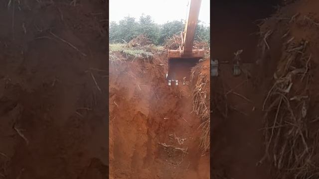Escavadeira hyundai 220 arrancando toco смотреть онлайн