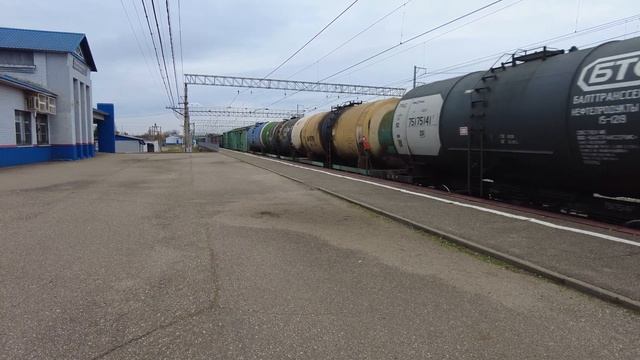 Электровоз ВЛ11.8-600Б с грузовым поездом проезжает станцию Козьмодемьянск смотреть онлайн