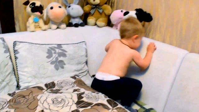 МАЛЫШ БЕСИТСЯ НА ДИВАНЕ смотреть онлайн