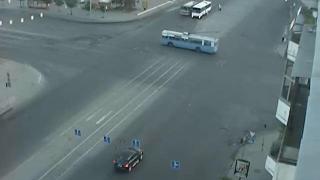 Джип с крутыми номерами врезается в автобус смотреть онлайн