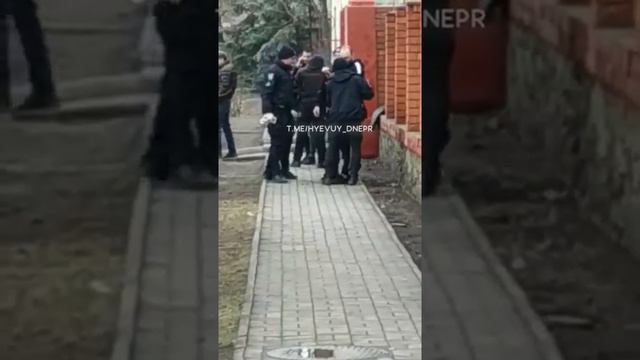 Полиция не может арестовать мужчину смотреть онлайн