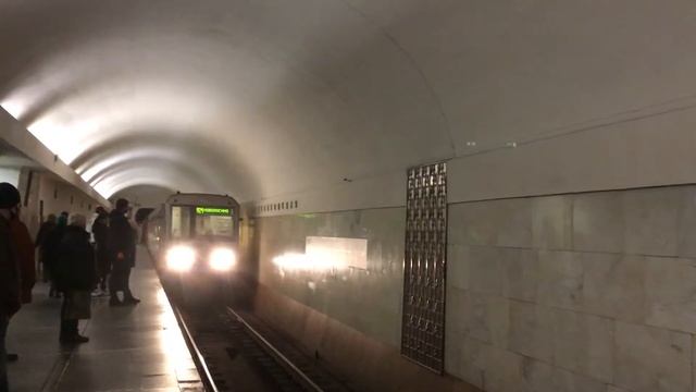 Ока с маршрутом 24 на станции Третьяковская смотреть онлайн