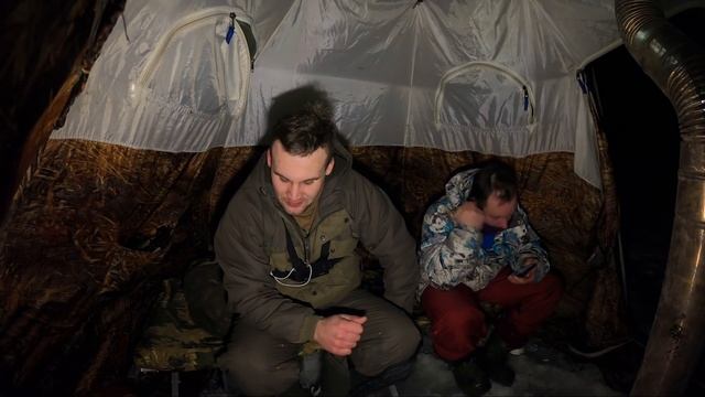 КАК ЛОВИТЬ РЫБУ ? Зимняя рыбалка с ночевкой в палатке на водохранилище | ДЛЯ НАЧИНАЮЩИХ 2021 смотреть онлайн