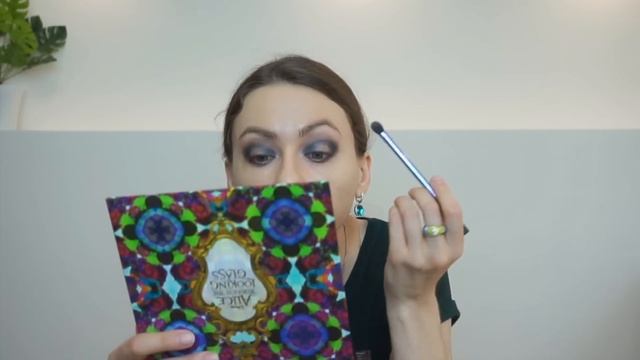 ЯРКИЕ ОТТЕНКИ | ПЕРВОЕ ВПЕЧАТЛЕНИЕ ОТ ПАЛЕТКИ Alice Through The Looking Glass смотреть онлайн