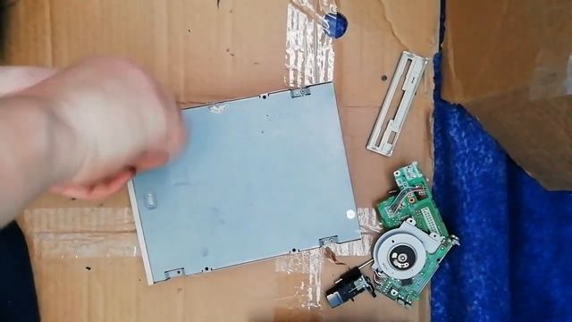 Что внутри дисководов из нулевых смотреть онлайн