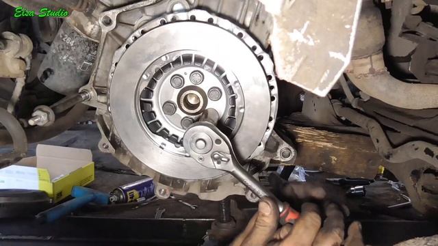 Как зафиксировать от проварачивания корзину сцепления Skoda Octavia Tour смотреть онлайн