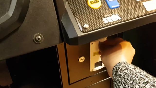 Máquina de Corrida e Racha no GAME CENTER do Japão! смотреть онлайн