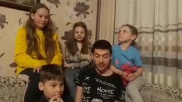 ЧИТАЕМ СКАЗКИ КОРНЕЯ ЧУКОВСКОГО. Читают Настя Тукаль и папа Павел. смотреть онлайн