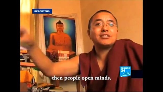 Geshe Dorje interprets Nechung's prophecies смотреть онлайн