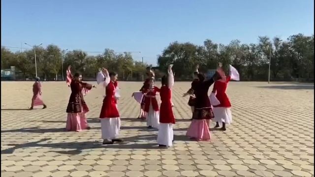 Тарумовский центр культуры. Хореографический коллектив "Ритмы гор". Танец на площади смотреть онлайн