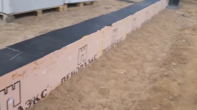 День 11. Утепление фундамента. Гидроизоляция под отмостку. смотреть онлайн