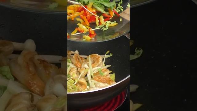 Вок лапша с креветками #shorts смотреть онлайн