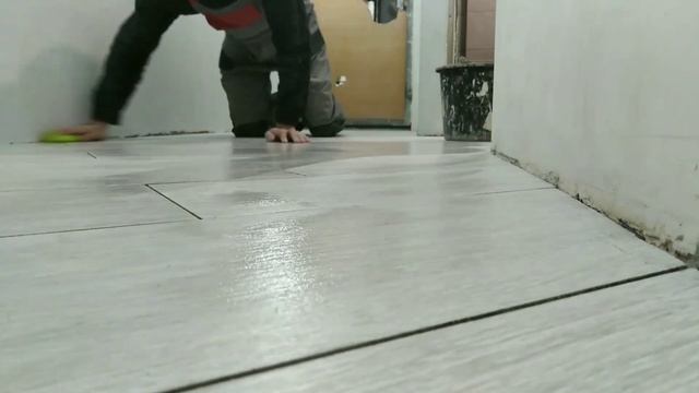 Затирка плитки в деталях. Фугование швов. смотреть онлайн