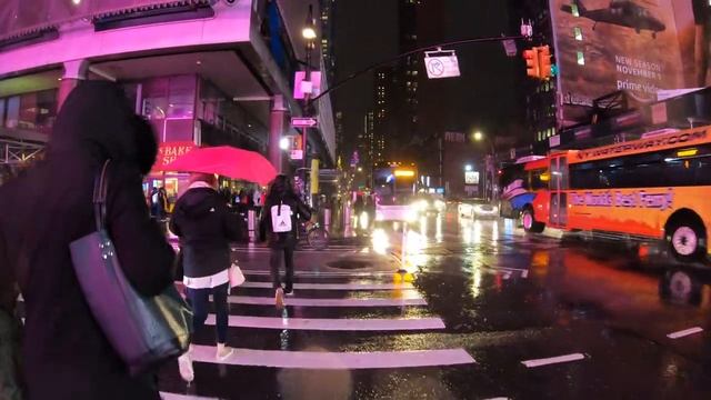 Нью-Йорк, гуляющий ночью под дождем / NYC Walking in the Rain at Night - Manhattan смотреть онлайн