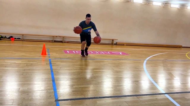 30 УПРАЖНЕНИЙ С ДВУМЯ МЯЧАМИ В БАСКЕТБОЛЕ.2 BALL DRIBBLING DRILLS BASKETBALL. ДРИБЛИНГ ДВУМЯ МЯЧАМИ смотреть онлайн