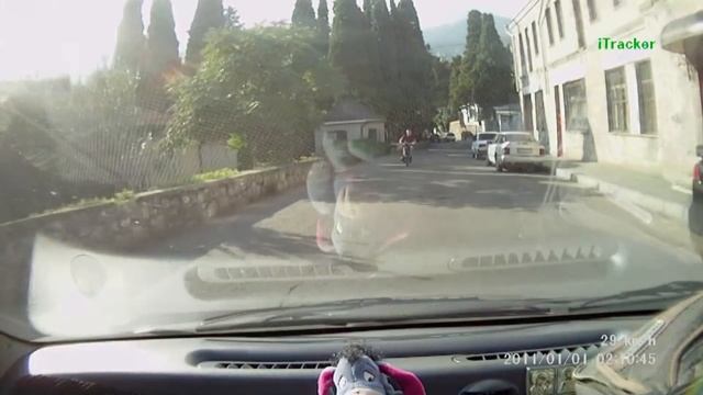 Мопедист атакует!!! смотреть онлайн