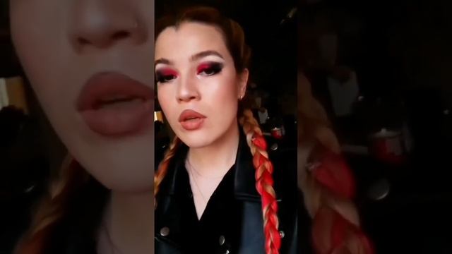 Преображение с ярким макияжем в красных тонах и с красными цветными прядями смотреть онлайн