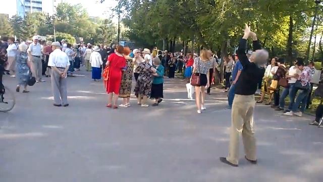 Пожилой джентльмен на танцплощадке смотреть онлайн