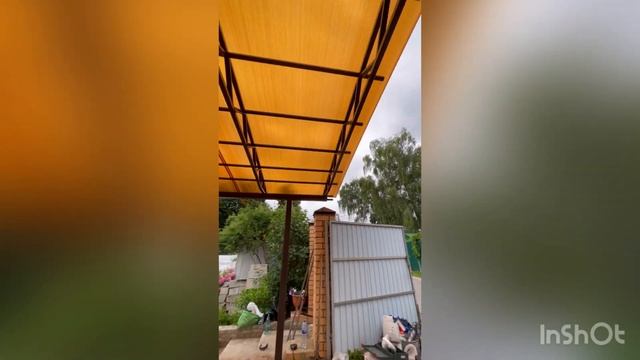 Навес из поликарбоната для автомобиля.