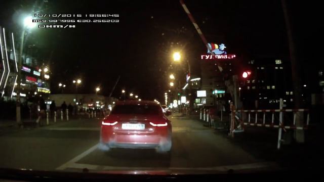 Поехал на красный и застрял на переезде. смотреть онлайн