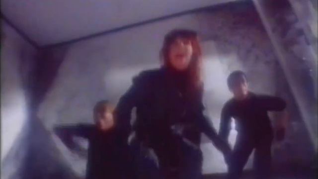 Kate Bush - THERE GOES A TENNER  (HQ)