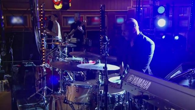 Leon Bridges and Luke Combs Perform 'Beyond' | CMT Crossroads смотреть онлайн