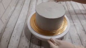 Сборка и украшение мужского торта с золотым декором.