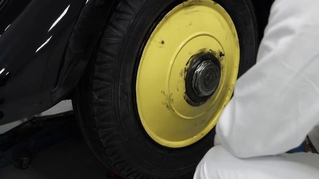 How to change a Rolls Royce Wheel - erm….no nuts!? This pre-war Rolls is 1 of 1 & super rare! смотреть онлайн