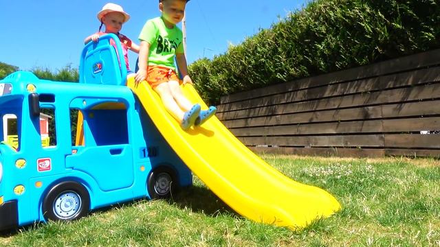 WHEELS ON THE BUS | Kids Songs & Nursery Rhymes with Gaby and Alex смотреть онлайн
