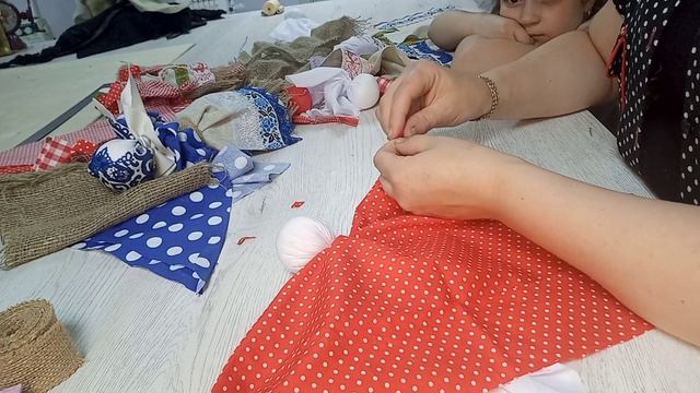 Изготовление обережной лоскутной куколки.Творчество с детьми.#шьюсама#рукоделие#творчество#хендмейд смотреть онлайн