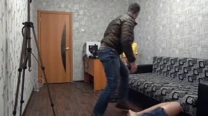 Бёт чужого ребёнка ремнём пранк