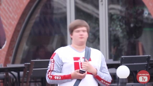 Нападение голодных голубей (розыгрыш) // Pigeons attack people (Russian prank) смотреть онлайн