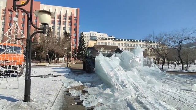 Снос ледяных горок на площади Ленина в Чите смотреть онлайн