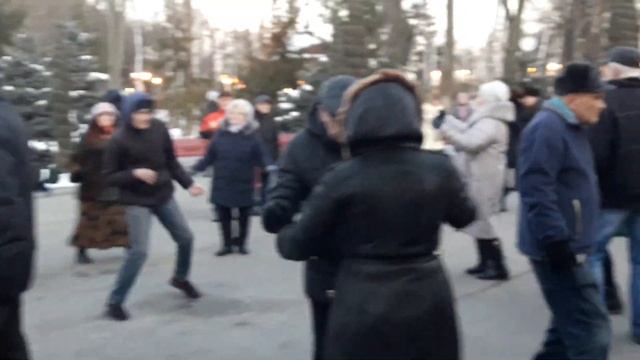 Роза белая,роза алая!!!Танцы в парке Горького!!!Харьков 2022 смотреть онлайн