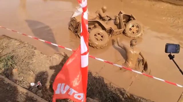 Отряд самоубийц! Жесть по грязи! Гонки на квадроциклах. Утопил по шею))) смотреть онлайн
