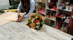 Упаковка букета в фоамиран. Packing a bouquet in foamiran.
